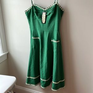 Green summer dress with daisy applicay